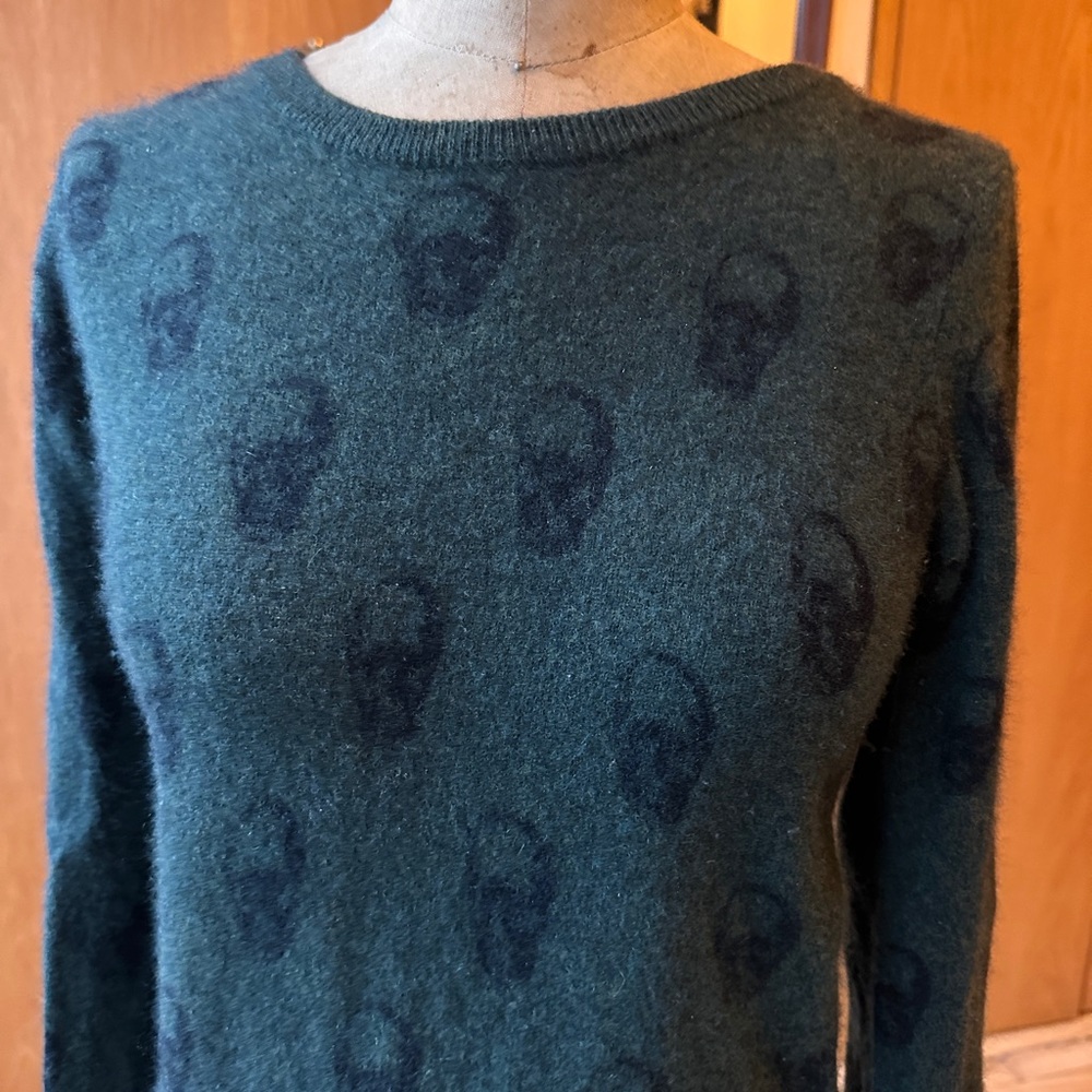 100% Cashmere skull print sweater size S